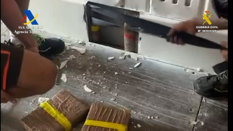 La Guardia Civil frustra un macroenvío de hachís en el puerto de Algeciras: 2.133 kilos intervenidos