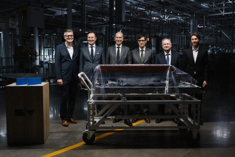Seat abre una planta de ensamblaje de baterías de última generación en Martorell