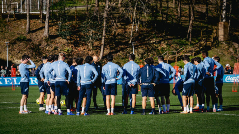 Matarazzo toma el mando de la Real Sociedad y vive su primer baño de masas en Zubieta