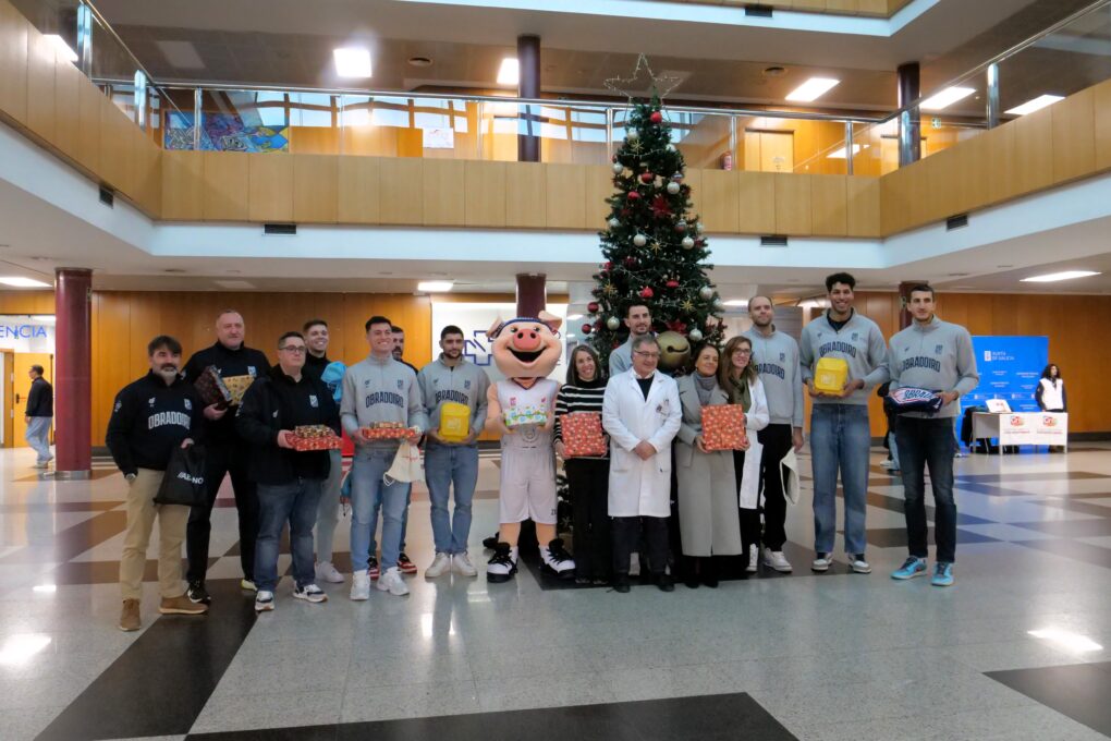 El Monbus Obradoiro transforma una mañana hospitalaria en esperanza y alegría para los más pequeños