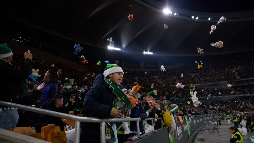 Récord solidario del Real Betis: 25.092 peluches para que ningún niño se quede sin regalo
