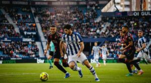 La Real Sociedad se deja dos puntos en el descuento tras dominar al Levante