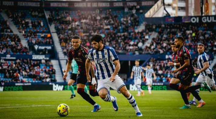 La Real Sociedad se deja dos puntos en el descuento tras dominar al Levante