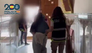 Desmantelado en Barcelona un centro de fraude masivo por SMS con 75 móviles, criptotarjetas y material electrónico