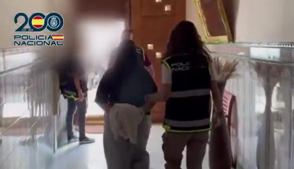 Desmantelado en Barcelona un centro de fraude masivo por SMS con 75 móviles, criptotarjetas y material electrónico