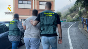 La Guardia Civil desmantela una red que explotaba a un anciano para estafar con falsas adopciones