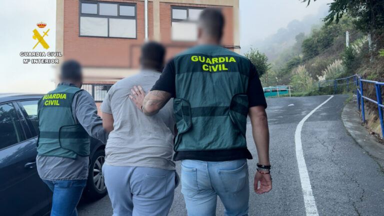 La Guardia Civil desmantela una red que explotaba a un anciano para estafar con falsas adopciones