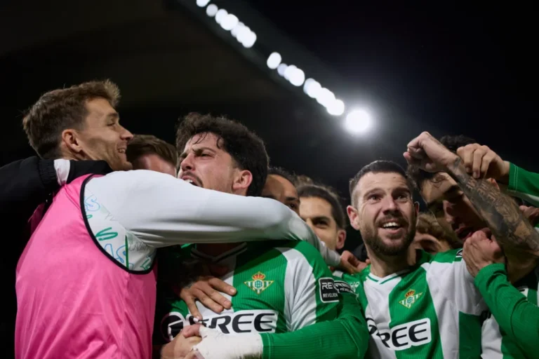 El Betis golpea en la segunda parte y doblega al Villarreal con claridad