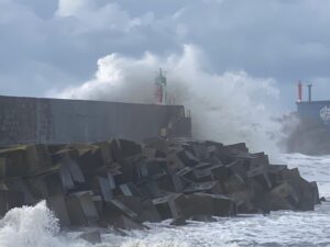 Noche de cautela en Galicia: el temporal continúa aunque mejora la situación en el litoral