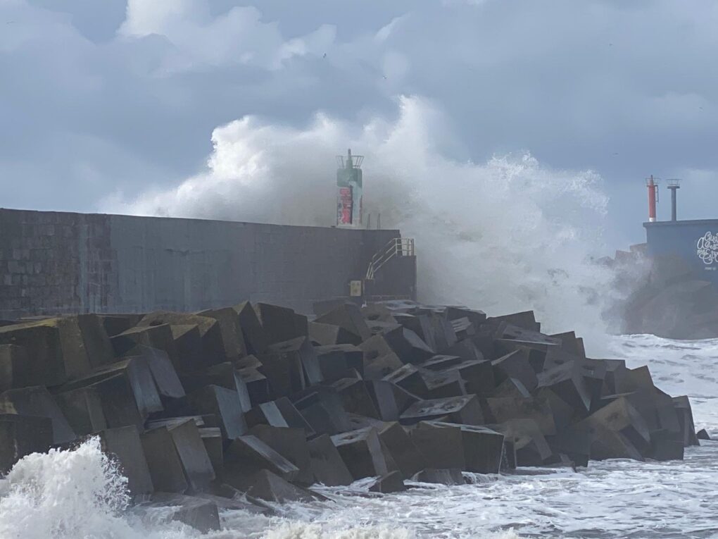 Noche de cautela en Galicia: el temporal continúa aunque mejora la situación en el litoral