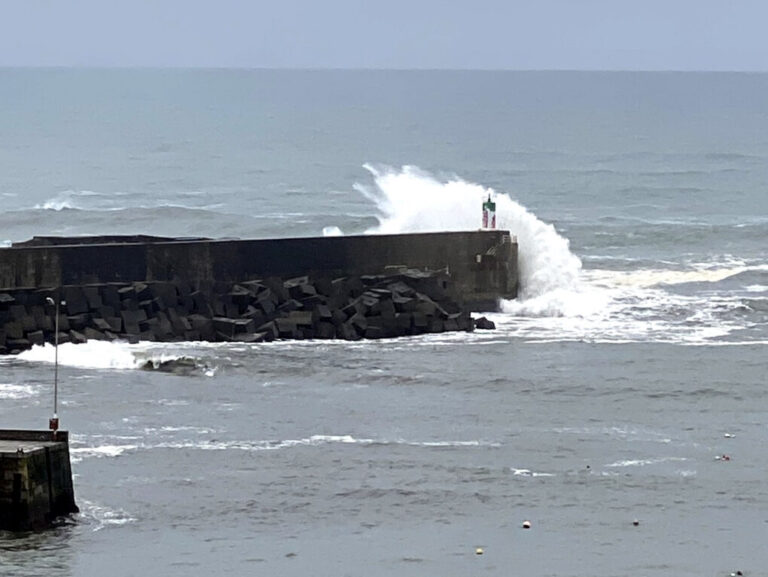 La borrasca Ingrid pone a Galicia en nivel rojo: olas de hasta 9 metros y nieve por debajo de 300 metros
