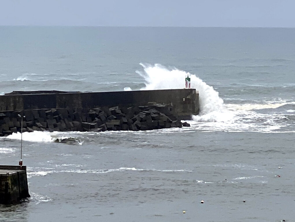 La borrasca Ingrid pone a Galicia en nivel rojo: olas de hasta 9 metros y nieve por debajo de 300 metros