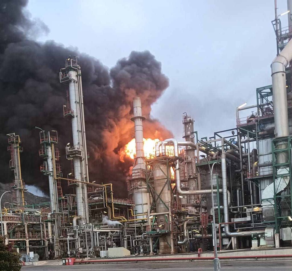Controlado y extinguido el incendio en Repsol Escombreras que activó la alerta por nube tóxica