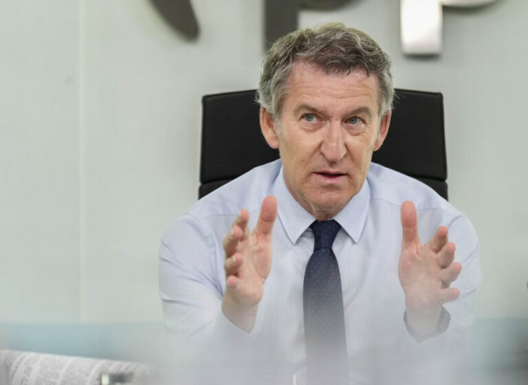 Feijóo acusa a Sánchez de humillar a las víctimas y de mantener la corrupción en Transportes