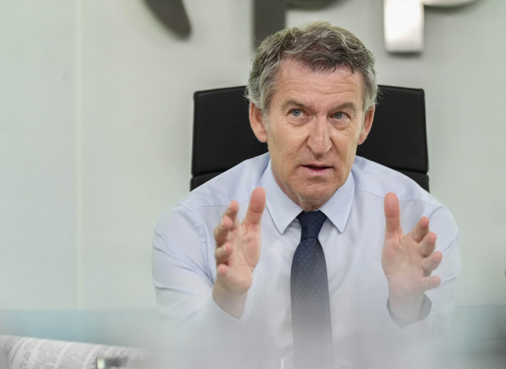 Feijóo acusa a Sánchez de humillar a las víctimas y de mantener la corrupción en Transportes