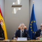 Cruzar mirando el móvil, un hábito peligroso que aumenta los atropellos urbanos