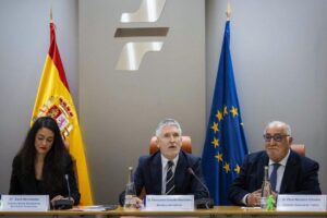 Cruzar mirando el móvil, un hábito peligroso que aumenta los atropellos urbanos