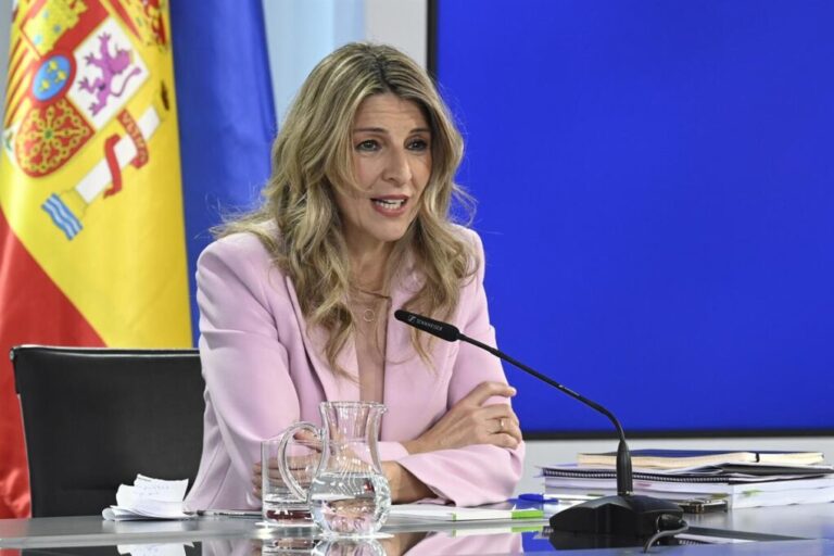 El Gobierno eleva el SMI a 1.221 euros mensuales y garantiza que no tribute en el IRPF