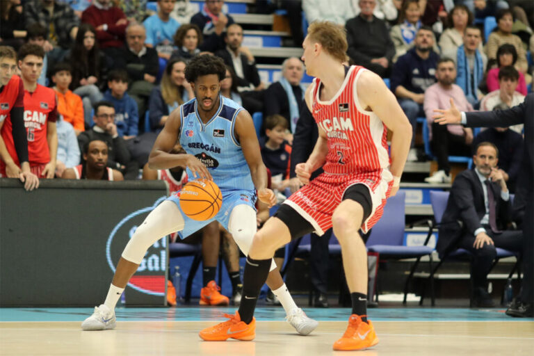 El Breogán lo intenta hasta el final, pero cae ante el poder ofensivo del UCAM Murcia