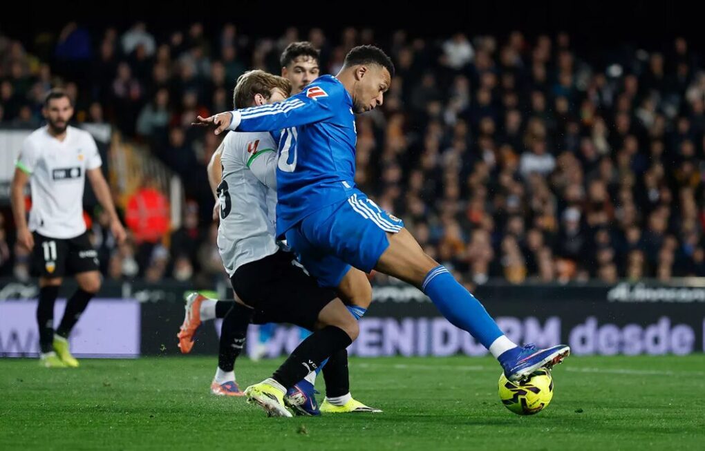El Madrid no falla en Mestalla y encadena siete triunfos ligueros