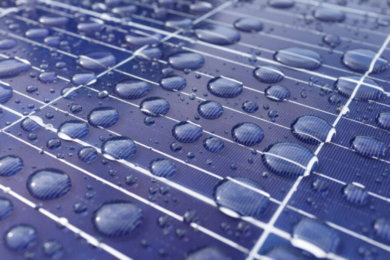 Un avance del CSIC permite generar electricidad incluso cuando llueve sobre los paneles solares