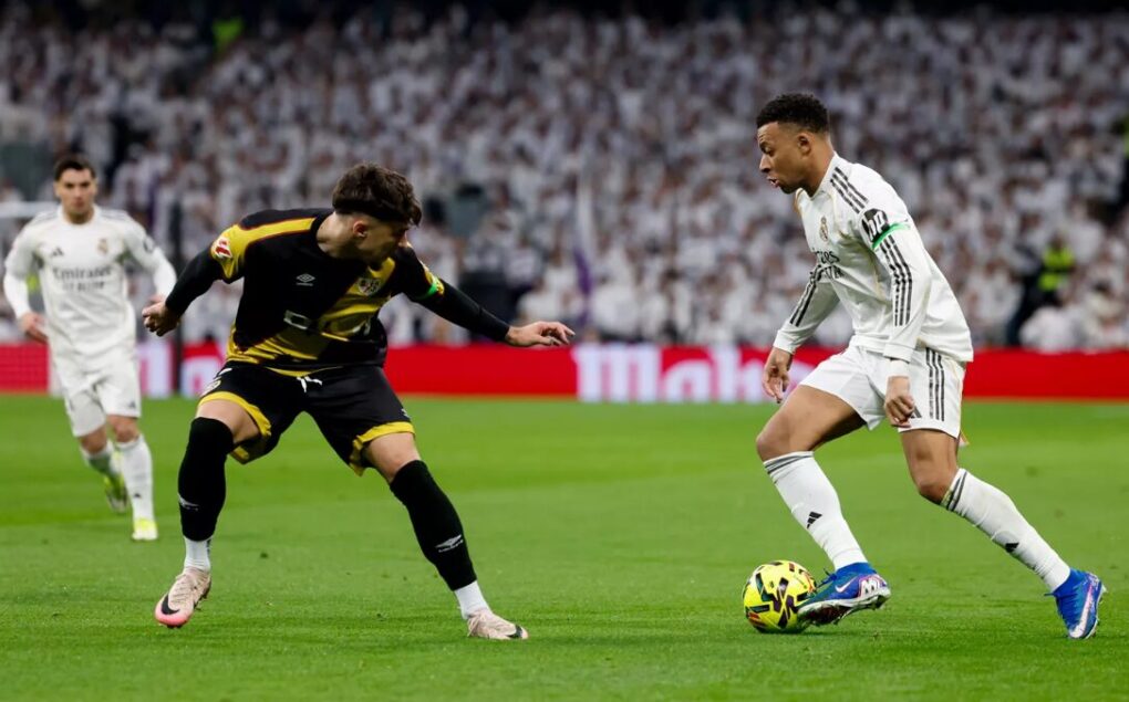 Vini deslumbra y Mbappé sentencia: el Real Madrid supera al Rayo en un final agónico