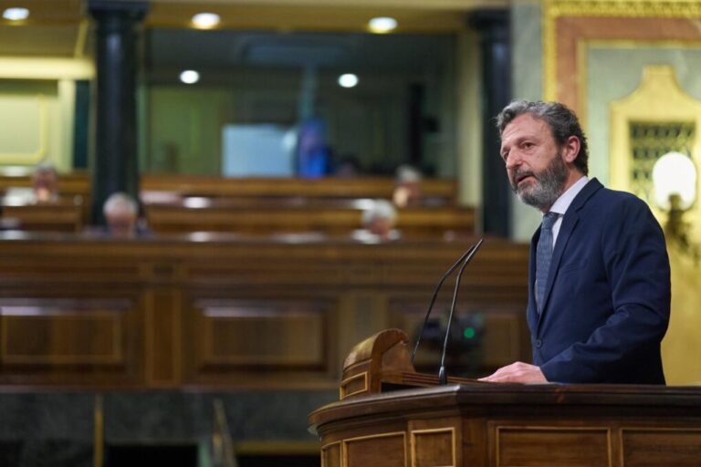 El PP carga contra Elma Saiz y alerta de “230.000 prestaciones sin tramitar” en la Seguridad Social