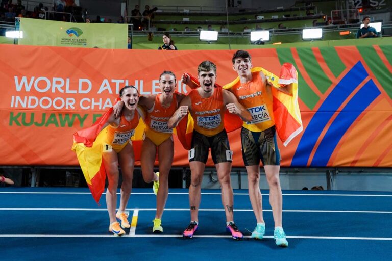España suma una histórica plata en el 4x400 mixto y Attaoui bate el récord de 800