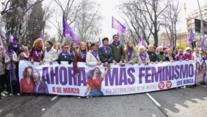 El Gobierno defiende sus políticas de igualdad en el 8M y anuncia más control sobre redes sociales