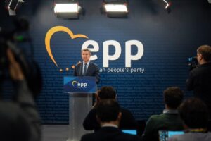 Feijóo acusa a Sánchez de aislar a España en Europa y de no gobernar