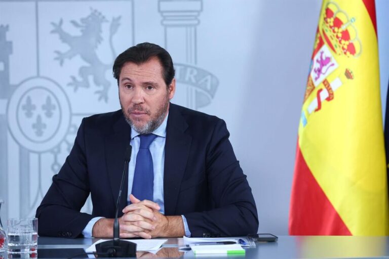El Gobierno aprueba nuevas ayudas al transporte ante el alza del combustible