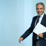 Bendodo pide la dimisión de Óscar Puente por el caos ferroviario entre Madrid y Málaga