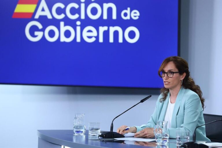 El Ejecutivo refuerza la sanidad pública con una nueva ley y un copago más progresivo