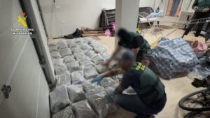 fugitivo más buscado Reino Unido, detenido Alicante, Most Wanted Reino Unido, Guardia Civil Alicante, narcotráfico Benidorm, fugitivo británico España, tráfico drogas Alicante, falsedad documental Alicante, operación antidroga Benidorm, National Crime Agency España, prófugo Reino Unido detenido, Guardia Civil Benidorm, hachís Reino Unido, crimen organizado Alicante, sucesos Alicante