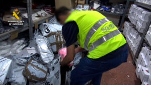 Tres detenidos en Granada por distribuir ropa, perfumes y accesorios falsificados valorados en más de un millón de euros