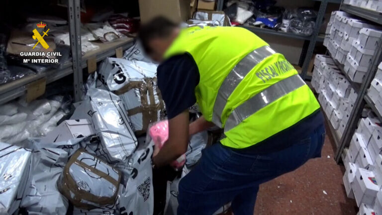 Tres detenidos en Granada por distribuir ropa, perfumes y accesorios falsificados valorados en más de un millón de euros