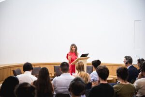 La ministra de Trabajo reclama una regulación de la IA y los algoritmos en el mercado laboral