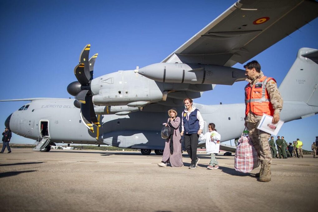 España refuerza su ayuda humanitaria con una nueva evacuación médica de menores procedentes de Gaza