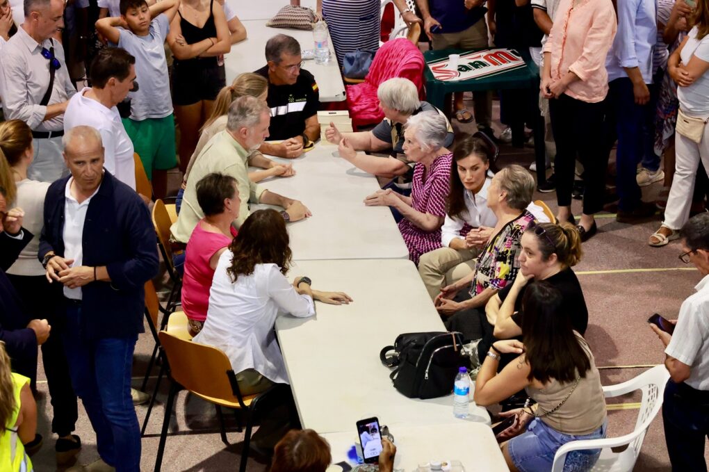 Felipe VI y la Reina Letizia visitan a las familias desplazadas por los incendios en Madrid