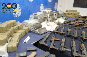 Cuatro detenidos tras intervenir un arsenal con fusiles de asalto, granadas y cocaína en Málaga