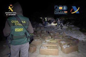 Interceptan más de 1,5 toneladas de cocaína durante un desembarco en una recóndita playa de A Coruña