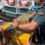 Una embarcación arroja al mar 27 fardos con más de 800 kilos de cocaína durante una huida en Huelva