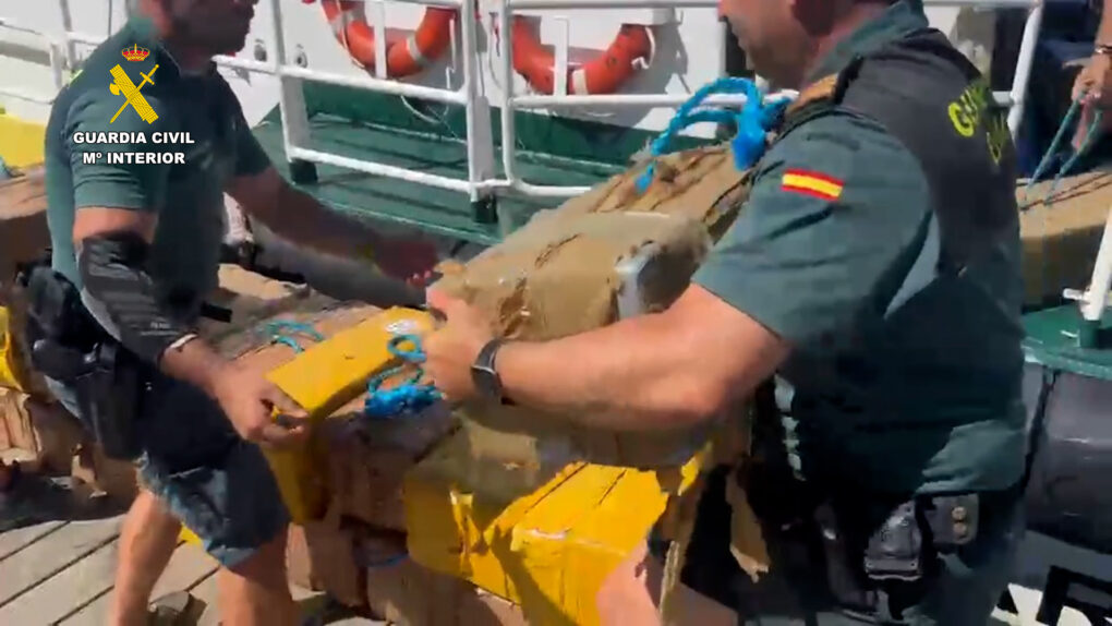 Una embarcación arroja al mar 27 fardos con más de 800 kilos de cocaína durante una huida en Huelva