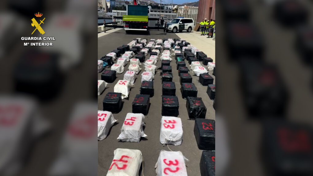 La Guardia Civil intercepta más de tres toneladas de cocaína en una narcolancha armada en Canarias