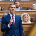 Sánchez carga contra Abascal por sus “bulos, insultos y xenofobia” y reta a Feijóo ante las urnas