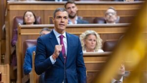 Sánchez carga contra Abascal por sus “bulos, insultos y xenofobia” y reta a Feijóo ante las urnas