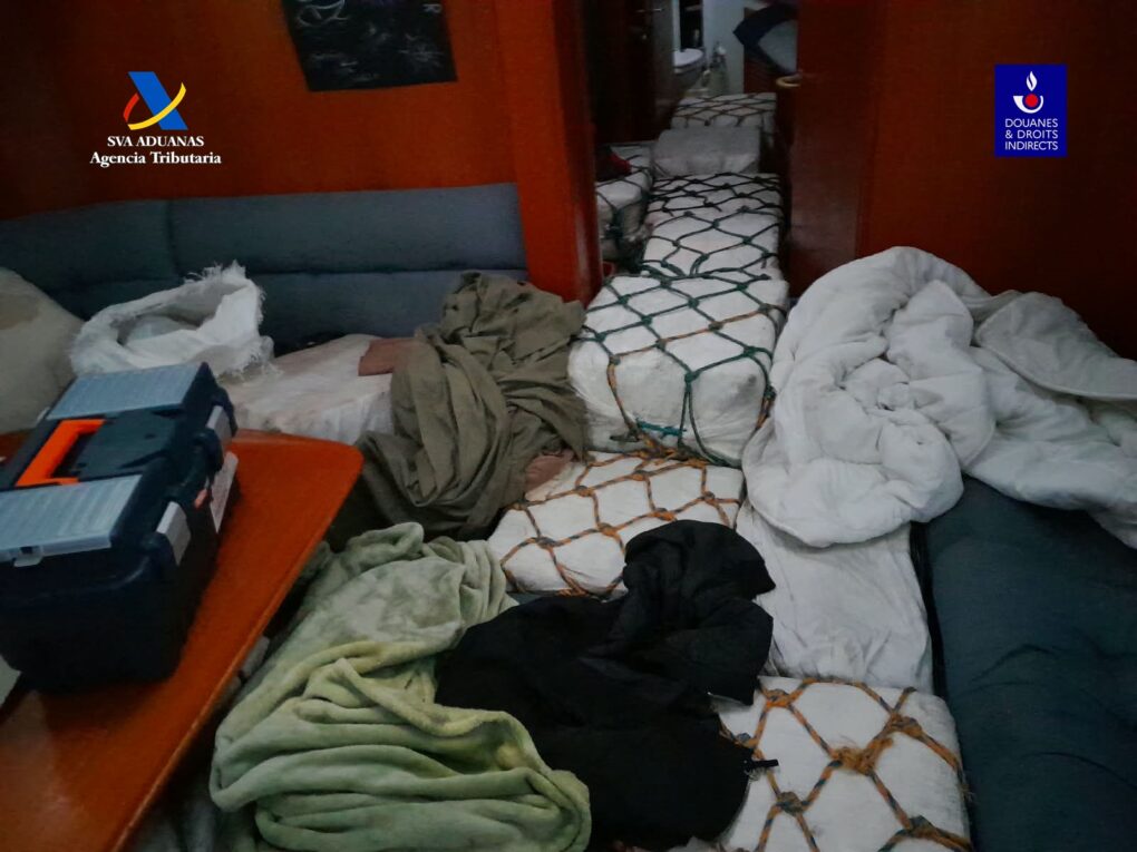 Un velero con bandera polaca y 2.100 kilos de cocaína acaba remolcado hasta Vigo tras una operación internacional