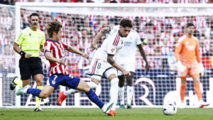 El Atlético gana 2-1 al Real Madrid: la roja a Huijsen y dos polémicas entradas encienden el derbi