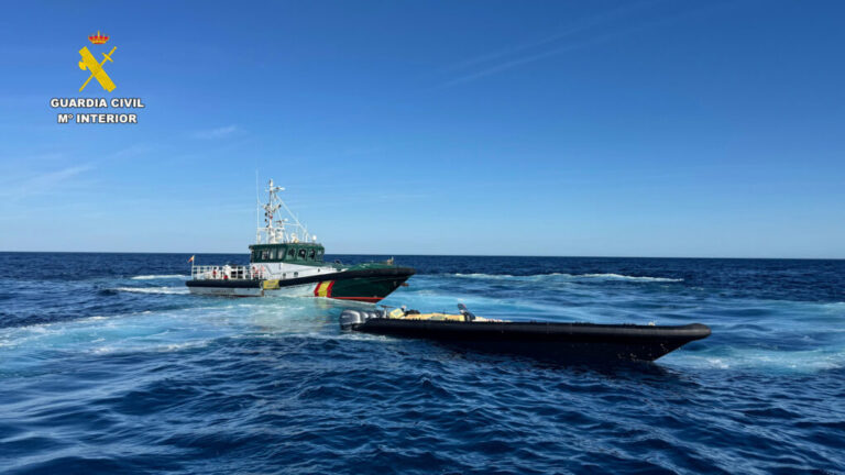 Una narcolancha intenta huir de la Guardia Civil con tres toneladas de hachís frente a Mazagón