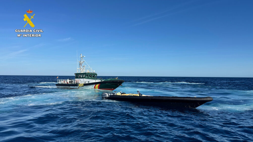 Una narcolancha intenta huir de la Guardia Civil con tres toneladas de hachís frente a Mazagón